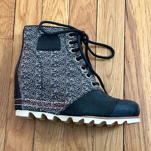 Like New Women’s Sorel 1964 Premium Wedge Boots Black & Cream/White Size 6.5